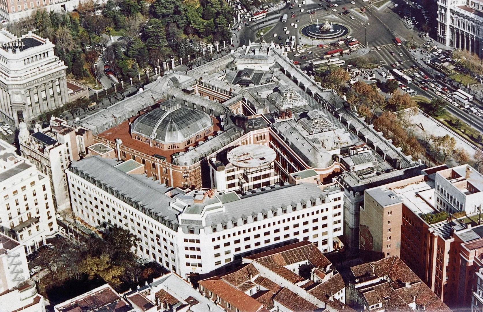 Madrid. Vista aérea de la ampliación del edificio del Banco de España en las calles de Los Madrazo y Marqués de Cubas, realizada entre 1969 y 1976 según proyecto de los arquitectos Juan de Zavala Lafora y Javier Yárnoz Orcoyen. Ca. 1976. Fotógrafo: Fotografía Aérea y Terrestre. Negativo. Copia cromógena. N.º inv. 10155.