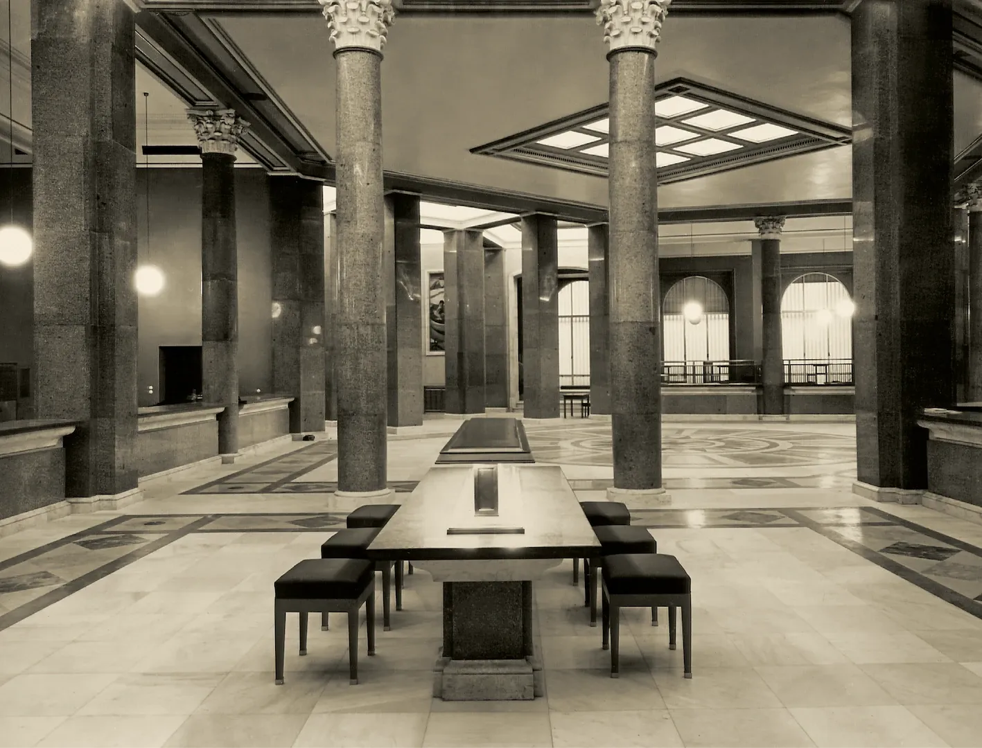 Sucursal de Barcelona. Vista del patio de Operaciones (plaza de Cataluña, sede desde 1955, obra del arquitecto Juan de Zavala Lafora). 1955. Fotógrafo: desconocido. Positivo. Plata en gelatina. N.º inv. 11691.