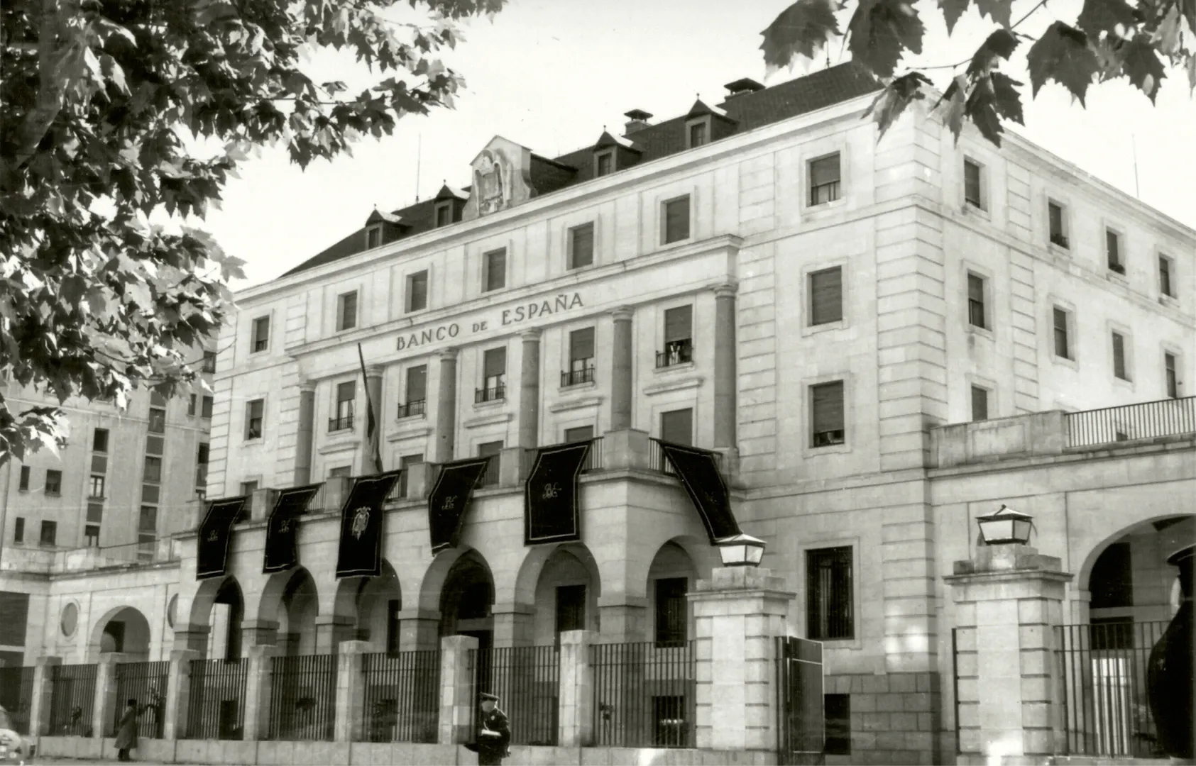 Sucursal de Burgos. Vista de la fachada principal del edificio, adornada con reposteros, en el día de su inauguración oficial (calle de Vitoria, 34, sede entre 1959 y 2003, obra del arquitecto José Yárnoz Larrosa). 24 de octubre de 1959. Fotógrafo: Eliseo Villafranca Hernando. Positivo. Plata en gelatina. N.º inv. 11776.