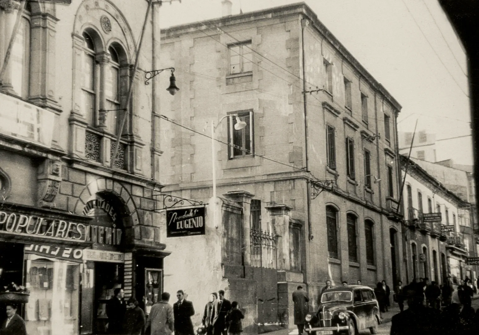 Sucursal de Lugo. Vista exterior del edificio (calle de Emilio Castelar, actual calle del Teatro, 4, sede entre 1902 y 1958, obra de los arquitectos José de Astiz y Juan Álvarez de Mendoza). 1958. Fotógrafo (probable): Juan de Zavala Lafora. Positivo. Plata en gelatina. N.º inv. 12815.