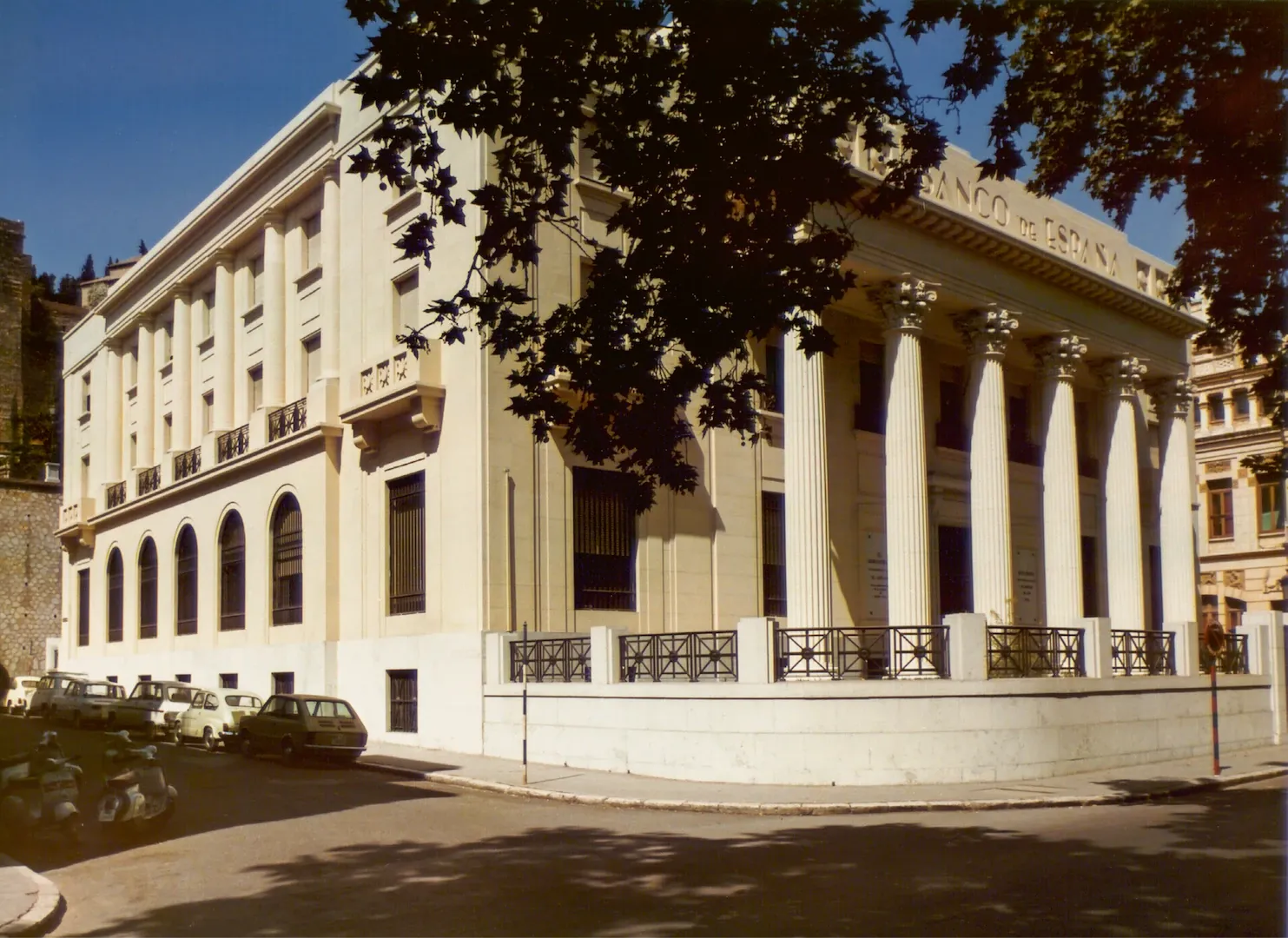 Sucursal de Málaga. Vista exterior del edificio (avenida de Cervantes, 3, sede desde 1936, obra del arquitecto José Yárnoz Larrosa). Ca. 1973. Fotógrafo: desconocido. Positivo. Plata en gelatina. N.º inv. 13182.