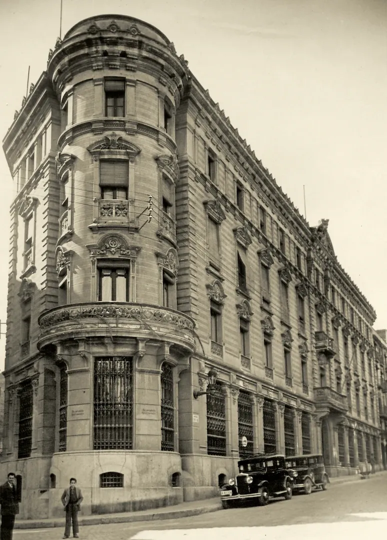 Sucursal de Reus. Vista exterior del edificio (arrabal de Santa Ana, 59, sede entre 1904 y 1978, obra del arquitecto Pedro Caselles y Tarrats). Ca. 1930. Fotógrafo: desconocido. Positivo. Plata en gelatina. N.º inv. 13586.