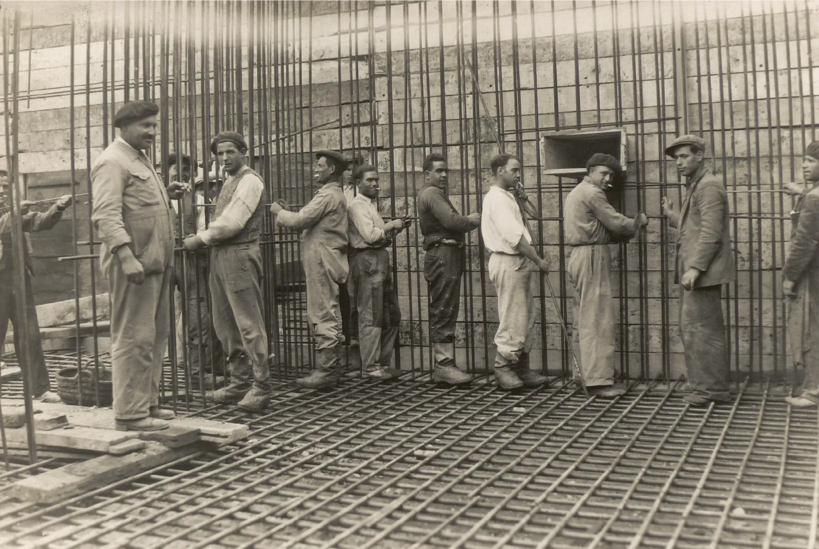 Sucursal de Teruel. Construcción de los forjados de la caja fuerte (plaza de Emilio Castelar, luego de San Juan, sede entre 1936 y 2002, obra del arquitecto Juan de Zavala Lafora). 1934. Fotógrafo: desconocido. Positivo. Plata en gelatina. N.º inv. 13752.