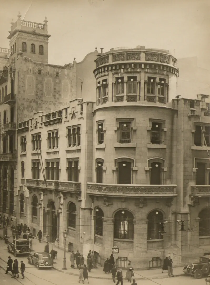 Sucursal de Valencia. Vista exterior del edificio (calle Barcas, 6, sede desde 1918, obra del arquitecto José de Astiz). Ca. 1945. Fotógrafo: Trabajos Fotográficos Industriales Cairo. Positivo. Plata en gelatina. N.º inv. 14353.