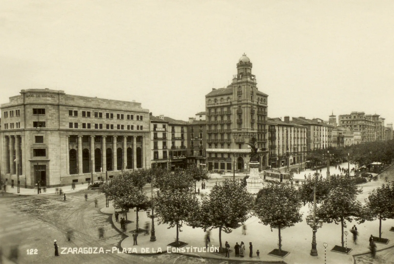 Zaragoza. Vista general de la plaza de la Constitución, actual plaza de España. A la izquierda, el edificio del Banco de España (sede desde 1936). Ca. 1936. Positivo. Plata en gelatina. Tarjeta postal. N.º inv. 14624.