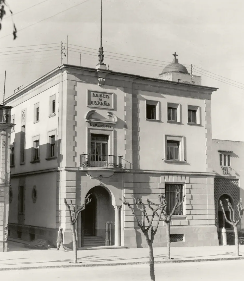 Agencia de Larache. Vista exterior del edificio (avenida del Generalísimo Franco, 10, actual avenida de Mohamed V, sede entre 1951 y 1960, obra del arquitecto Juan de Zavala Lafora). Ca. 1951. Fotógrafo: Photo Diodoro. Positivo. Plata en gelatina. N.º inv. 14859.