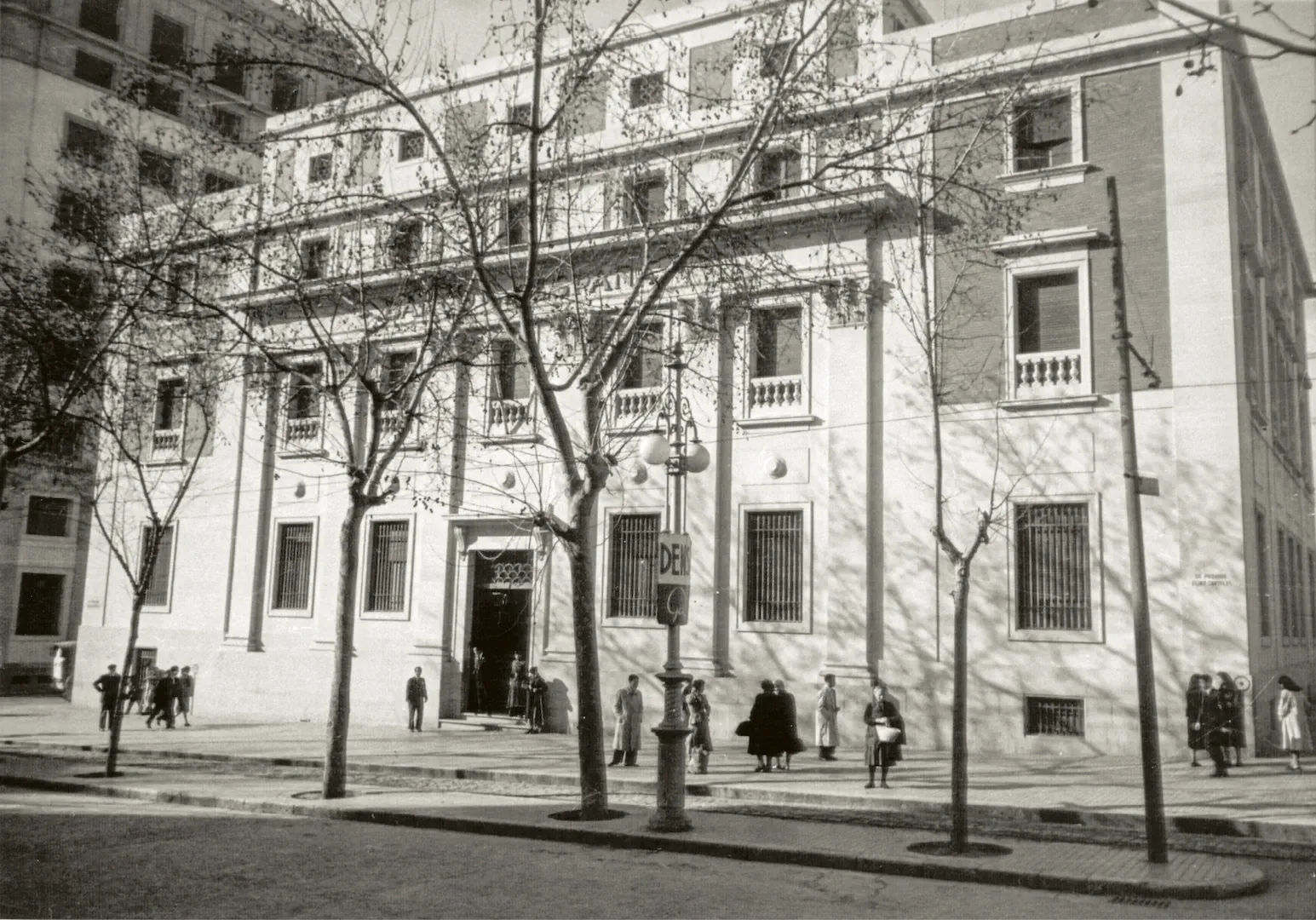 Sucursal de Alicante. Vista exterior del edificio (rambla Méndez Núñez, 31, sede desde 1947, obra del arquitecto José Yárnoz Larrosa). Ca. 1970. Fotógrafo: desconocido. Positivo. Plata en gelatina. N.º inv. 15273.