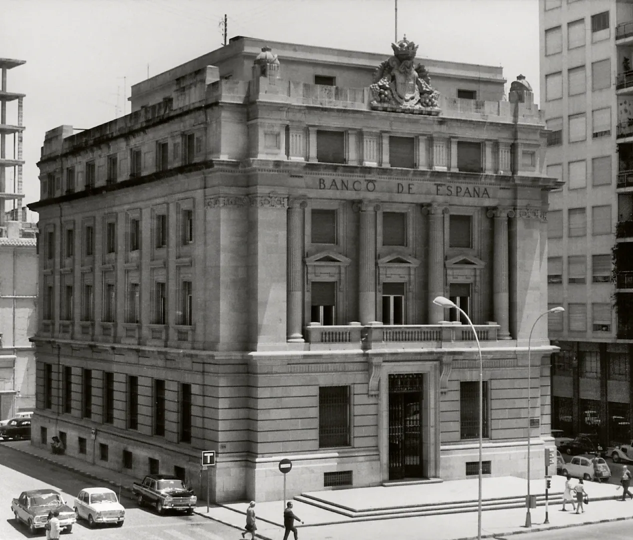 Sucursal de Murcia. Vista exterior del edificio tras la reforma realizada en 1957 por José Yárnoz Larrosa y Luis Menéndez Pidal, en la que se trasladó la fachada principal desde la calle Calderón de la Barca a la recién abierta Gran Vía Escultor Francisco Salzillo, antes fachada posterior (sede desde 1929). 1971. Fotógrafo: desconocido. Positivo. Plata en gelatina. N.º inv. 15907.