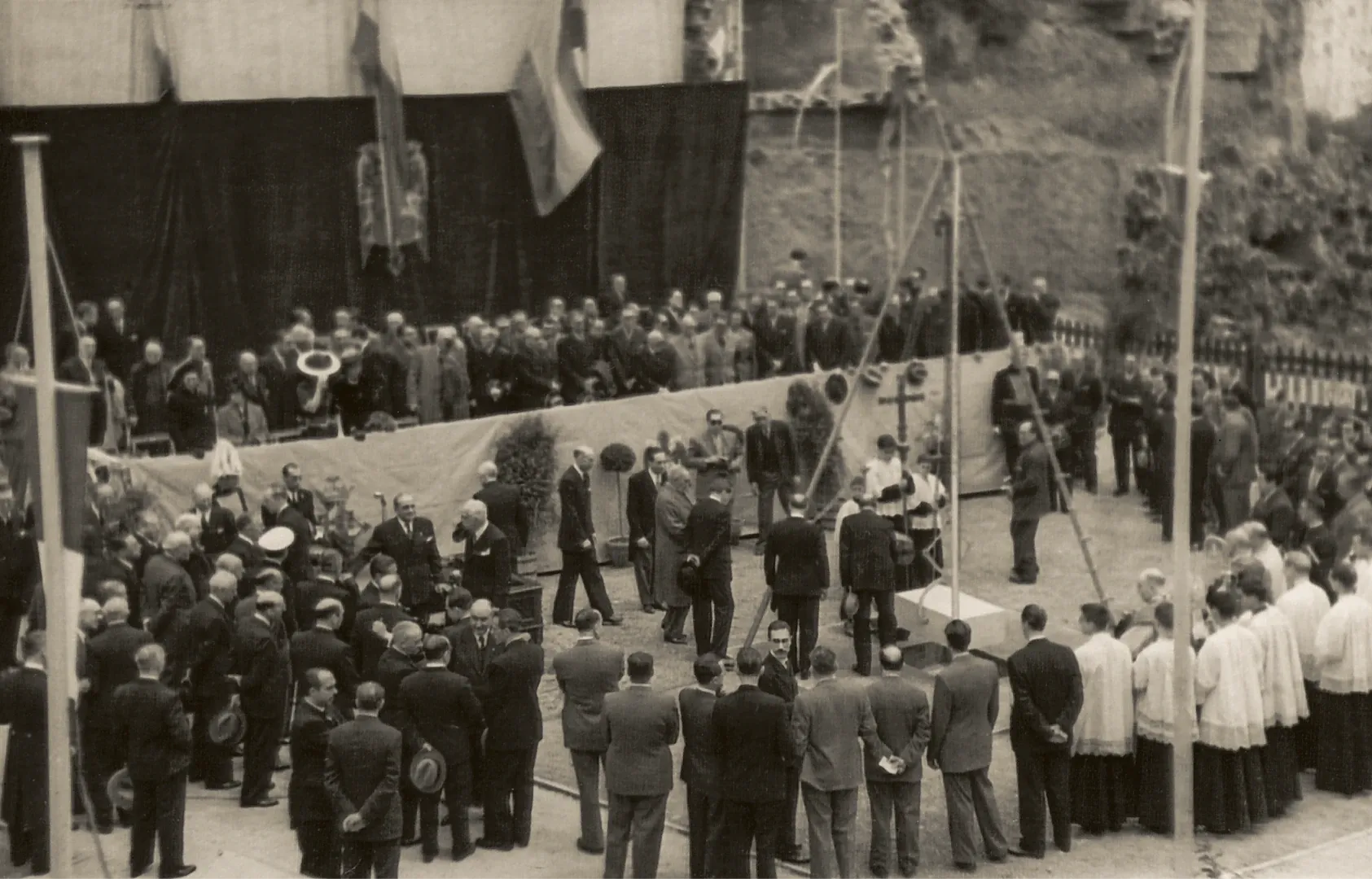 Sucursal de Barcelona. Ceremonia de colocación de la primera piedra del edificio de la plaza de Cataluña, con la asistencia del Consejo de Gobierno del Banco de España y autoridades civiles, eclesiásticas y militares de Cataluña (sede desde 1955, obra del arquitecto Juan de Zavala Lafora). 1948. Fotógrafo: Manuel Mateo Serrano. Positivo. Plata en gelatina. N.º inv. 16364.