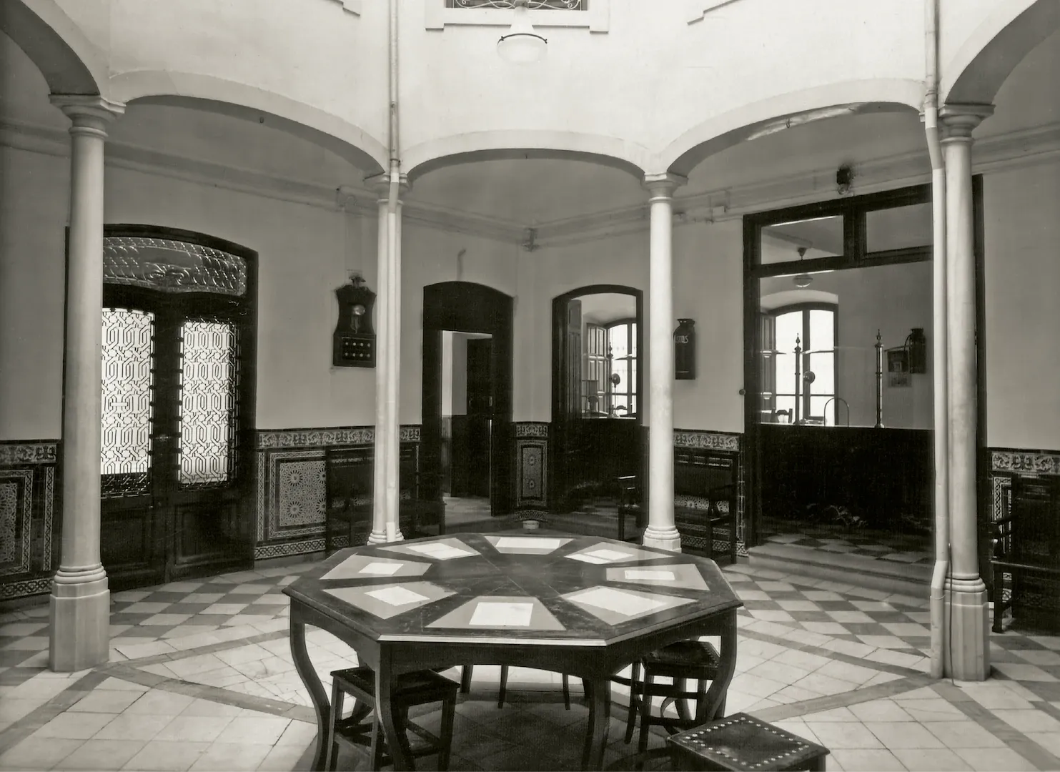 Sucursal de Granada. Patio de Caja de Público (antiguo palacio de los Condes de Vilana, en la calle de San Antón, 38, sede del Banco entre 1886 y 1941). 1929. Fotógrafo: desconocido. Positivo. Plata en gelatina. N.º inv. 16857.