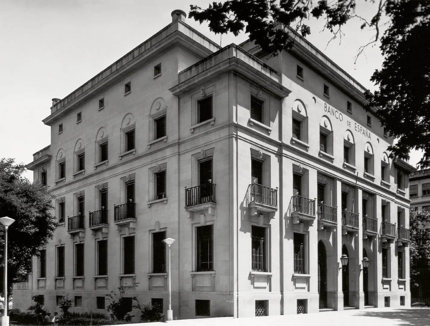 Sucursal de Játiva. Vista exterior del edificio (alameda de Jaime I, antes avenida del General Primo de Rivera, sede entre 1958 y 1978, obra del arquitecto Romualdo de Madariaga). Ca. 1970. Fotógrafo: desconocido. Positivo. Plata en gelatina. N.º inv. 17011.