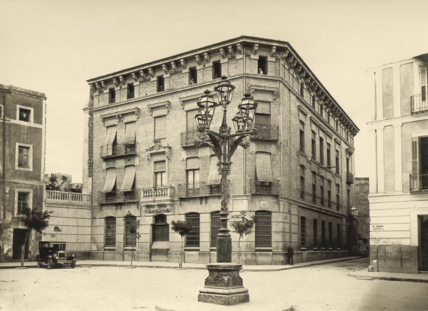 Sucursal de Murcia. Vista exterior del edificio (plaza de Santa Catalina, antes de Monassot, sede entre 1895 y 1929). Ca. 1929. Fotógrafo: Carlos Ortega. Positivo. Plata en gelatina. N.º inv. 17211.