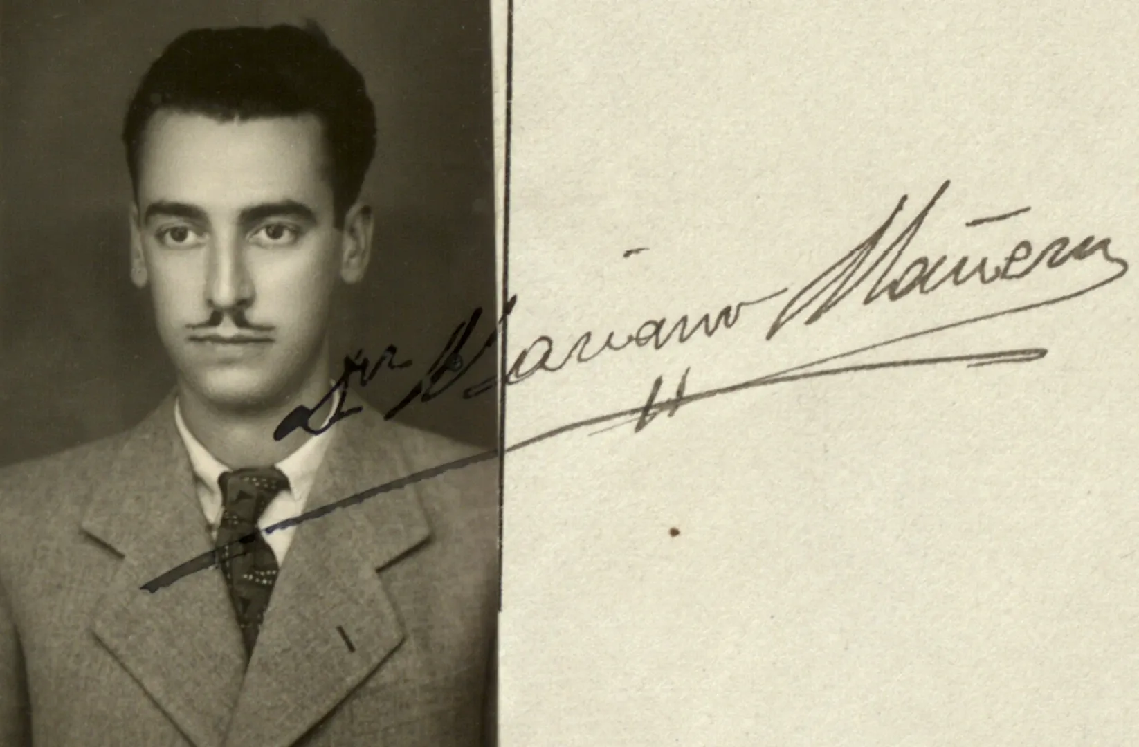 Antonio Bernal de Mérida (sucursal de Almería). Fotografía de carnet de aspirante a escribiente adherida a su ficha de reconocimiento médico. Sobre la fotografía, la firma del médico, Mariano Mañeru. Ca. 1932-1934. Fotógrafo: desconocido. Positivo. Plata en gelatina. N.º inv. 18258.