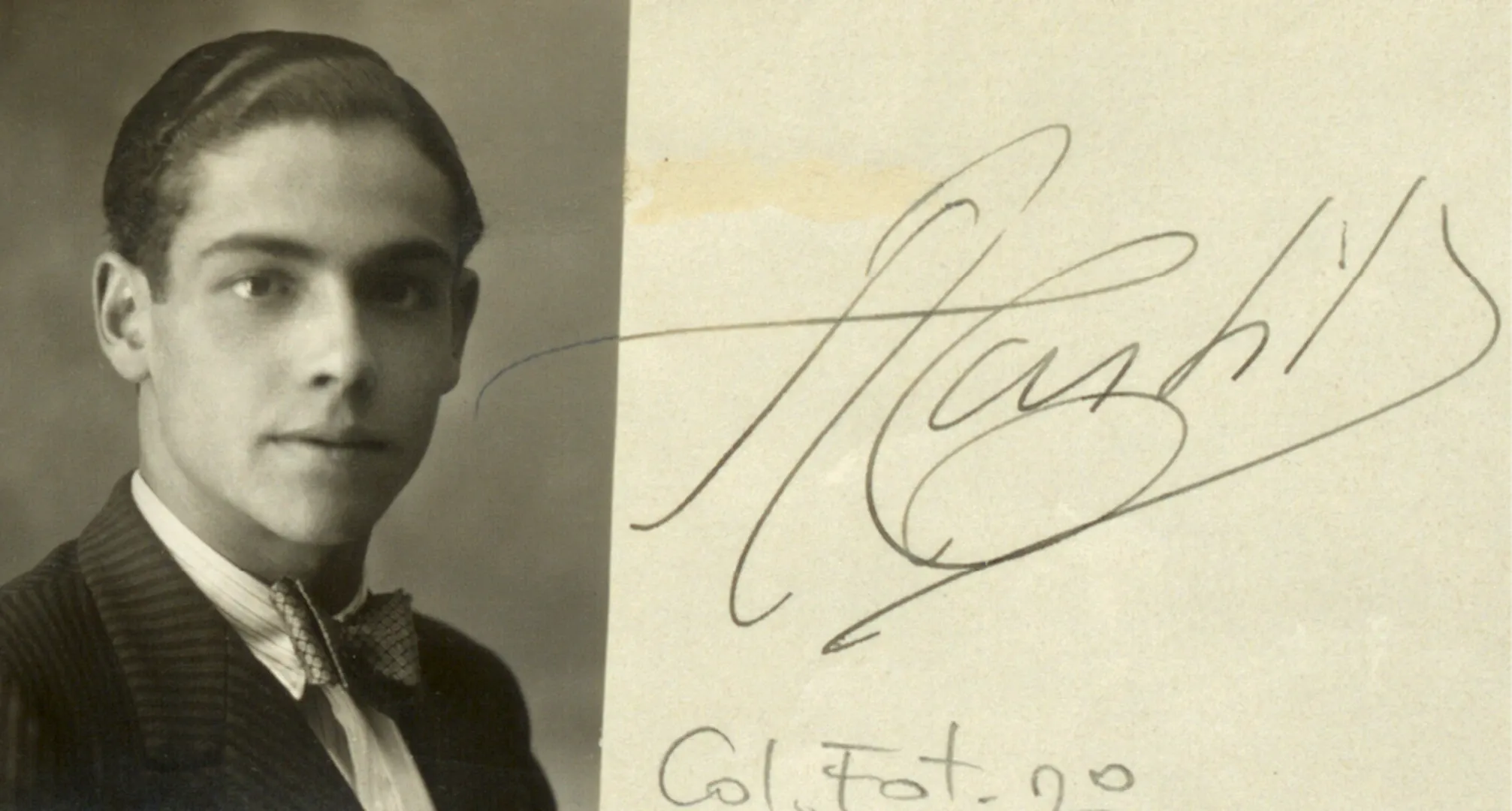 Mariano Cansado Cuñado, aspirante a escribiente (sucursal de Cuenca). Fotografía de carnet adherida a ficha de reconocimiento médico. Sobre ella, las firmas de Antonio Castillo y Mariano Mañeru, médicos. Ca. 1932-1934. Fotógrafo: desconocido. Ca. 1936. Fotógrafo: Fotografía Martínez. Positivo. Plata en gelatina. N.º inv. 18467