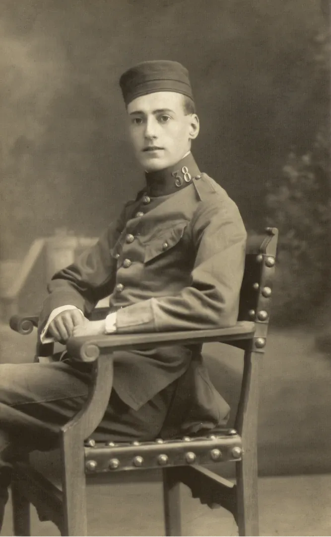 Carlos González Folliot. Auxiliar de la Caja de Efectos. Sede de Madrid. Ca. 1920. Fotógrafo: Roca. Positivo. Plata en gelatina. N.º inv. 18909.