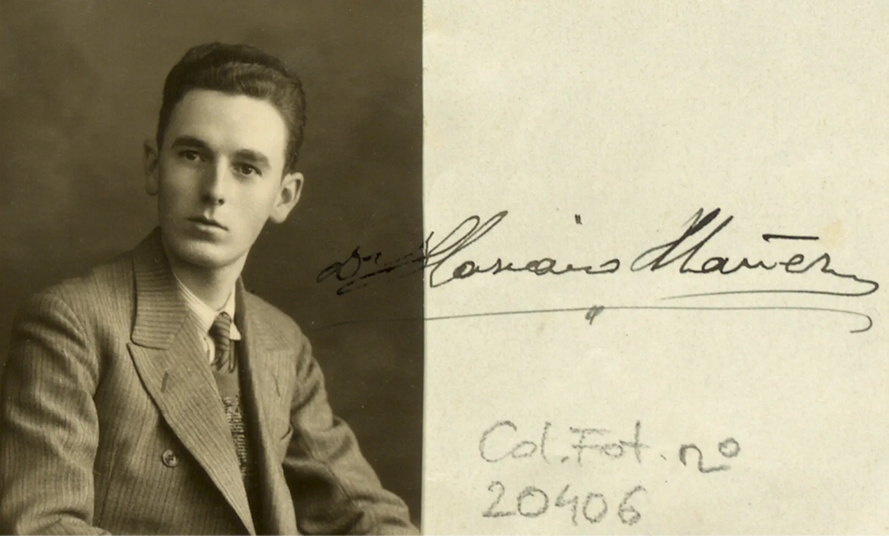 Pascual Equisoaín Cortaire (sucursal de Barcelona). Fotografía de carnet de aspirante a escribiente adherida a su ficha de reconocimiento médico. Sobre la fotografía, la firma del médico, Mariano Mañeru. Ca. 1932-1934. Fotógrafo: desconocido. Positivo. Plata en gelatina. N.º inv. 20406