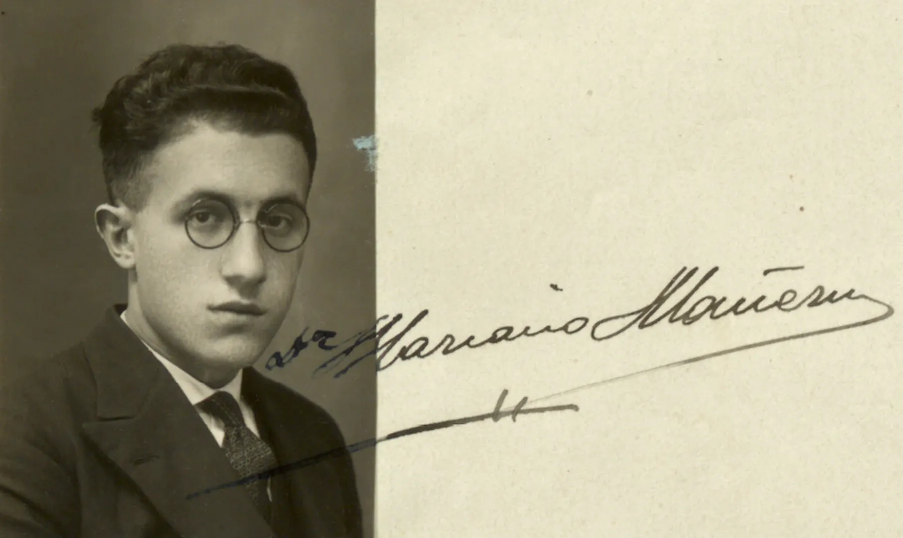 Jesús Estébanez Herrero (sucursal de Gerona). Fotografía de carnet de aspirante a escribiente adherida a su ficha de reconocimiento médico. Sobre la fotografía, la firma del médico, Mariano Mañeru. Ca. 1932-1934. Fotógrafo: desconocido. Positivo. Plata en gelatina. N.º inv. 20425