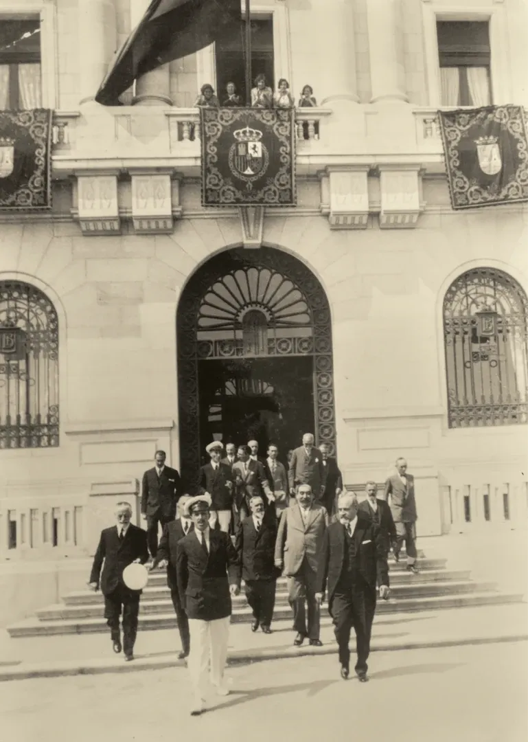 Sucursal de Santander. Visita del rey don Alfonso XIII poco después de la inauguración del edificio. A su izquierda, Ramón Artigas Gracia, director de la sucursal. Ca. 1929-1930. Copia posterior. Fotógrafo: desconocido. Positivo. Plata en gelatina. N.º inv. 551.