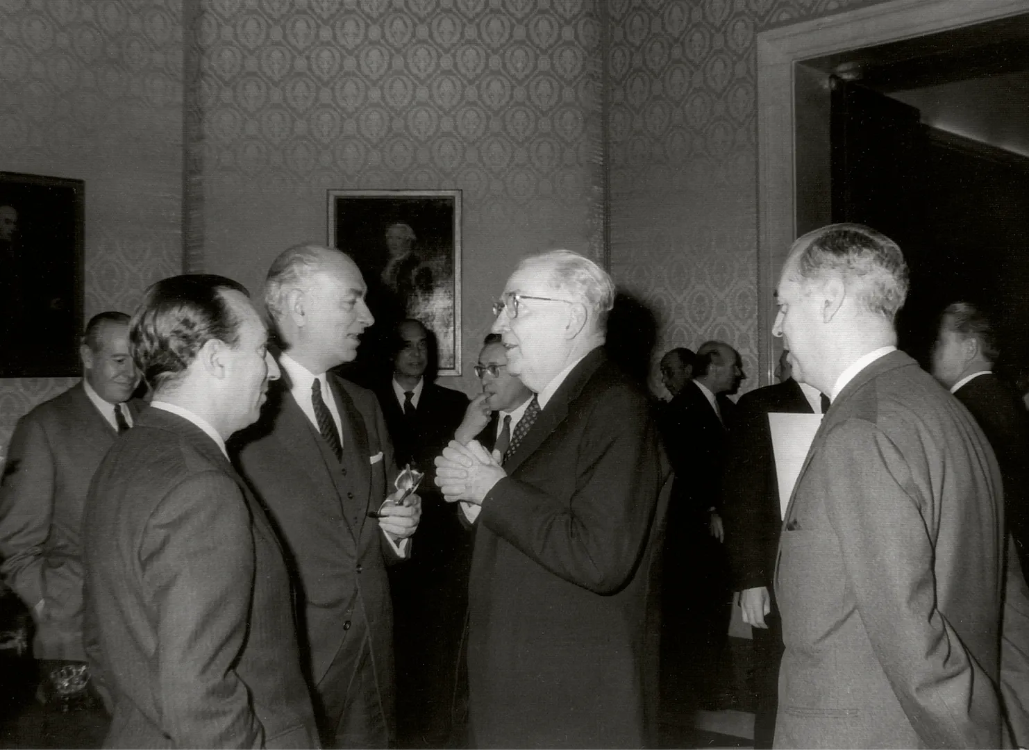 Visita al Banco de España de Guido Carli, gobernador del Banco de Italia, que aparece en la fotografía conversando con el gobernador Mariano Navarro Rubio. Ca. 1967. Fotógrafo: desconocido. Positivo. Plata en gelatina.