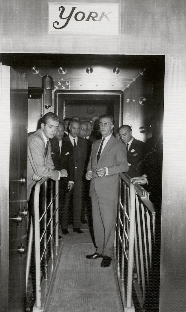 Visita del príncipe don Juan Carlos a la Cámara del Oro del Banco de España. 1963. Fotógrafo: desconocido. Positivo. Plata en gelatina.