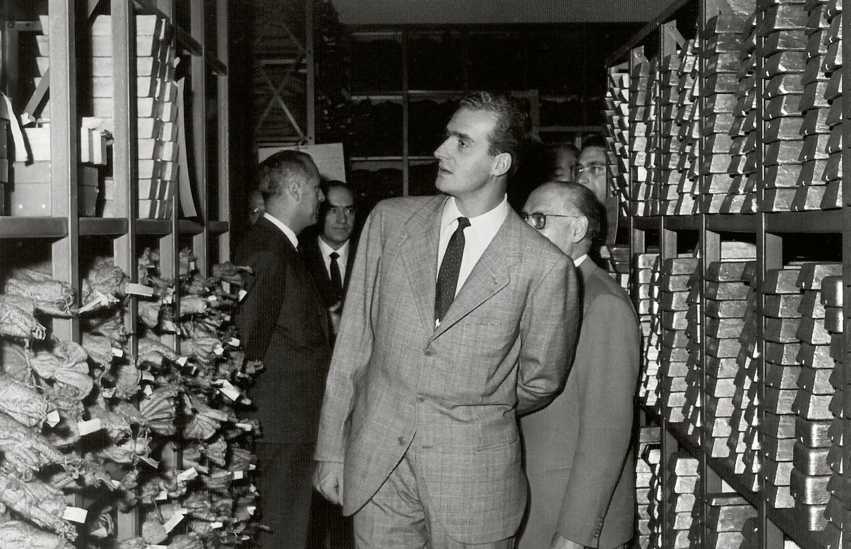 El príncipe don Juan Carlos en la Cámara del Oro del Banco de España. 1963. Fotógrafo: desconocido. Positivo. Plata en gelatina.