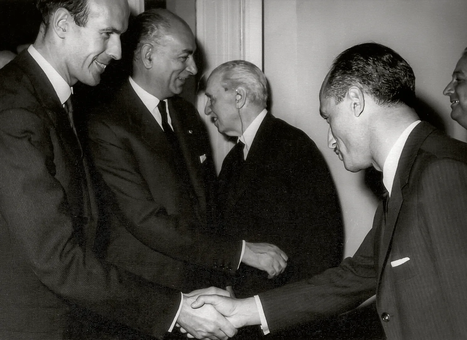 Visita al Banco de España de Valéry Giscard d’Estaing, ministro de Hacienda francés, acompañado por Mariano Navarro Rubio, ministro de Hacienda español. En la fotografía, a la derecha, Joaquín Benjumea Burín, gobernador del Banco de España, y Francisco Jiménez Torres, subgobernador 3.º. 1963. Fotógrafo: desconocido. Positivo. Plata en gelatina.