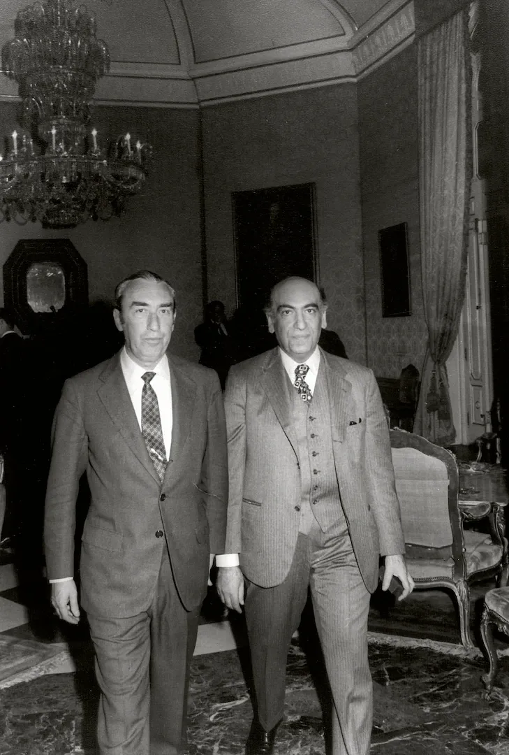 Visita oficial al Banco de España de Abdol Ali Jahanshahi, gobernador del Banco Central de Irán, que aparece a la derecha de la fotografía. 5 de abril de 1972. Fotógrafo: desconocido. Positivo. Plata en gelatina.