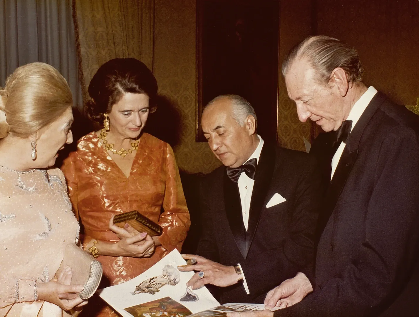 Cena ofrecida por el Banco de España a Kurt Waldheim, secretario general de las Naciones Unidas (derecha de la fotografía). A su lado, Luis Coronel de Palma, gobernador del Banco de España. 1975. Fotógrafo: desconocido. Positivo. Copia cromógena.