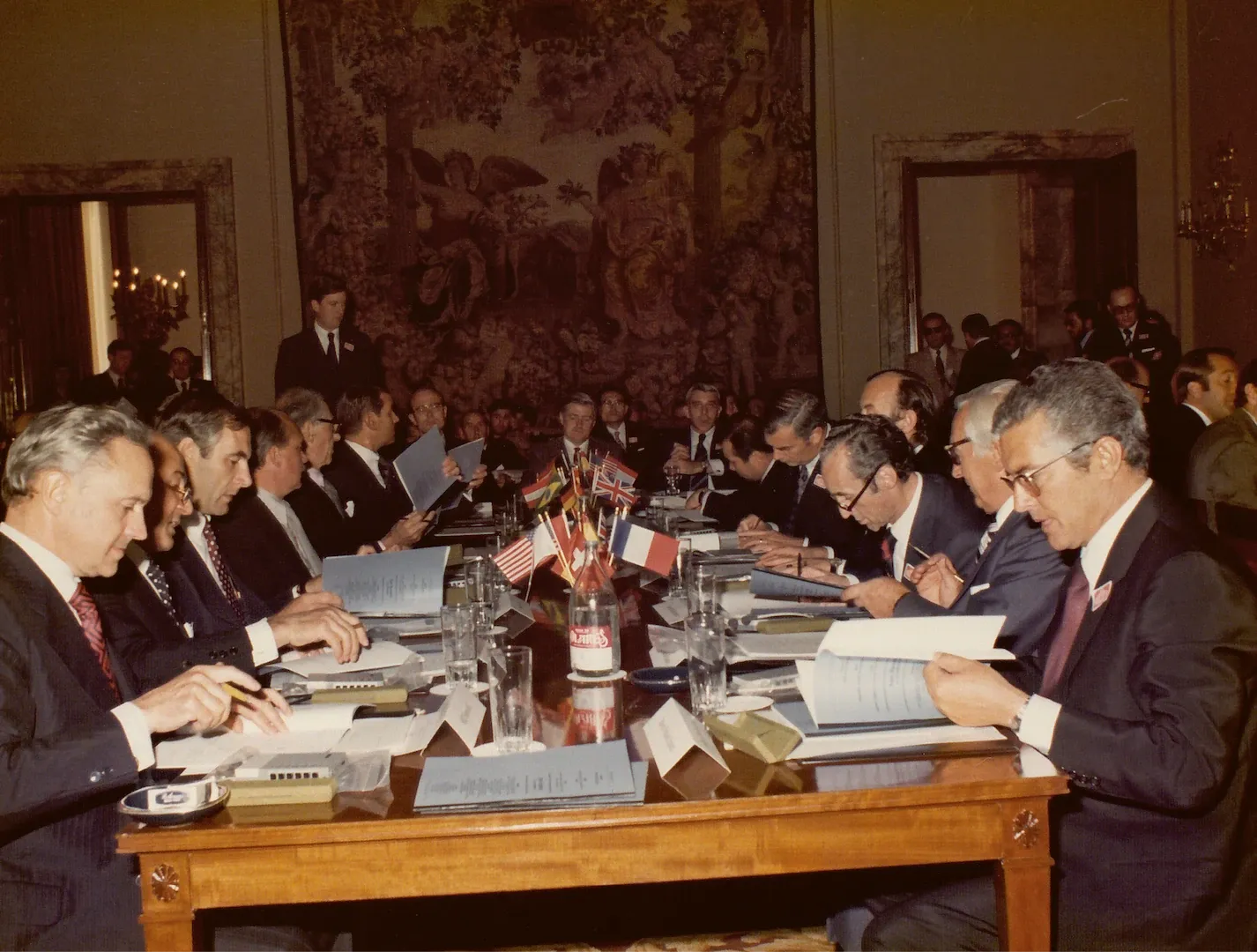 Firma de acuerdo de un crédito de 1.000 millones de dólares concedido por un consorcio de bancos españoles y extranjeros al Estado español. 9 de agosto de 1976. Fotógrafo: desconocido. Positivo. Copia cromógena.