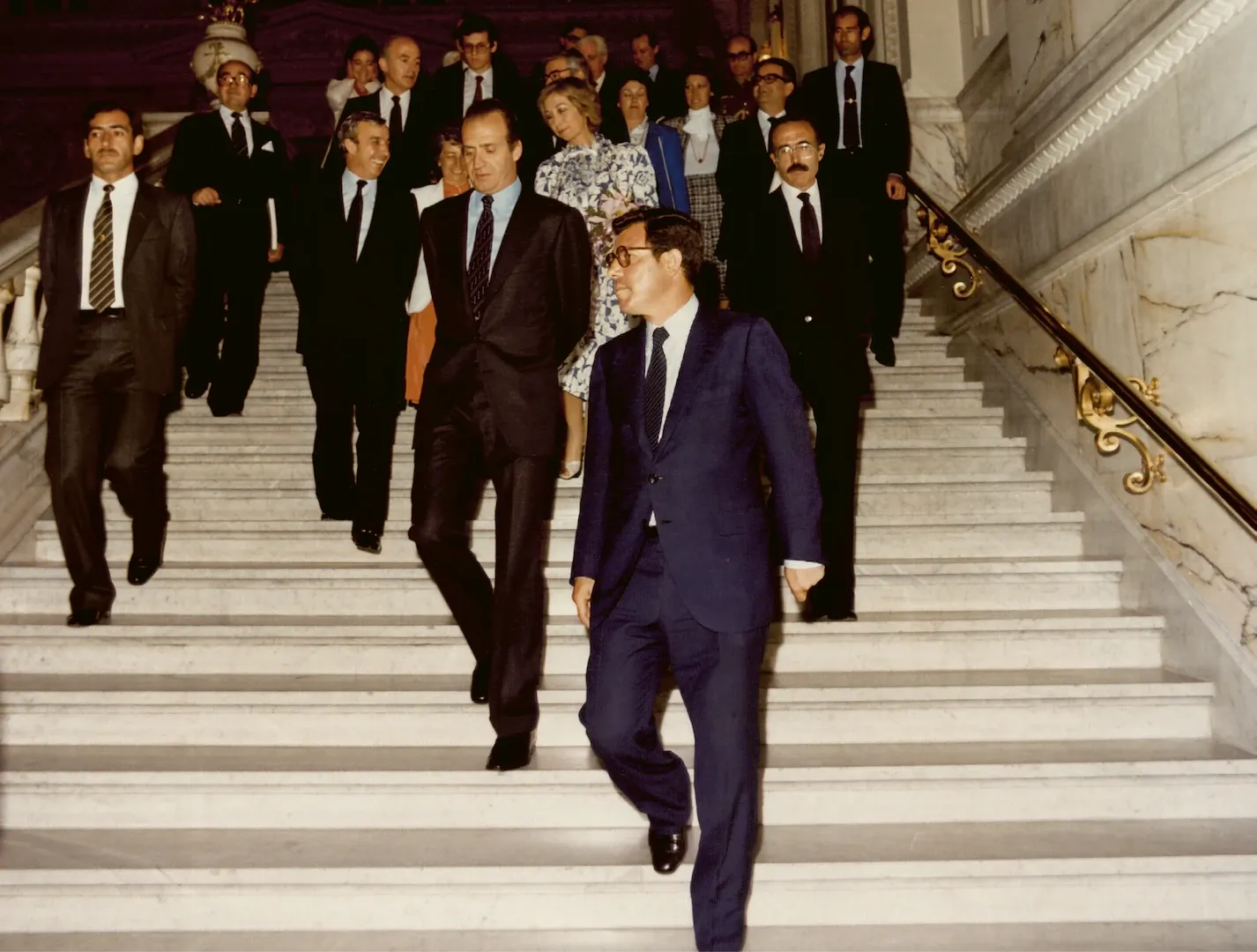 Visita de los reyes al Banco de España con motivo del bicentenario de la institución. En primer término, el gobernador José Ramón Álvarez Rendueles. Detrás de él, los reyes don Juan Carlos y doña Sofía. 2 de junio de 1982. Fotógrafo: Antonio García Dalda. Positivo. Copia cromógena.