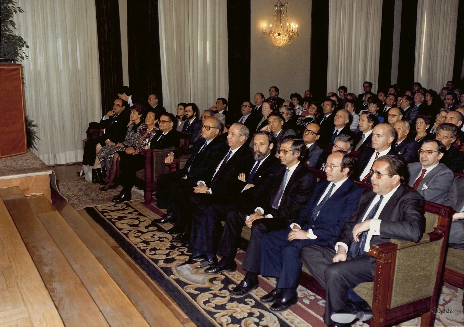 Público asistente a la entrega del premio de Economía Rey de España a Luis Ángel Rojo Duque. 1986. Fotógrafo: Antonio García Dalda. Positivo. Copia cromógena.