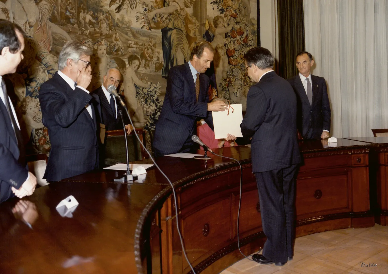 Entrega del Premio de Economía Rey de España a Luis Ángel Rojo Duque. 1986. Fotógrafo: Antonio García Dalda. Positivo. Copia cromógena.