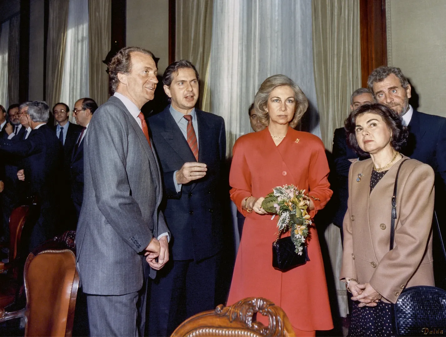 Los reyes don Juan Carlos y doña Sofía con la pintora Carmen Laffón, autora de sus retratos pertenecientes a la Colección del Banco de España. 1988. Fotógrafo: Antonio García Dalda. Positivo. Copia cromógena.