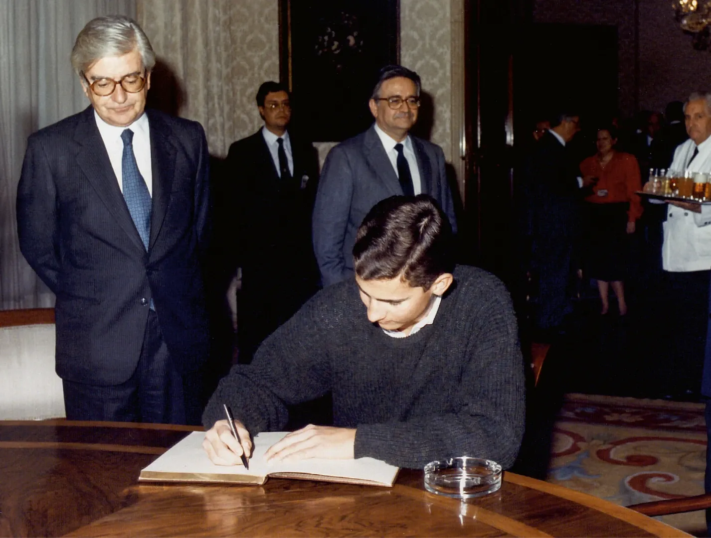 Visita del príncipe don Felipe al Banco de España. En la fotografía, acompañado por Mariano Rubio, gobernador, y Luis Ángel Rojo, subgobernador. 3 de marzo de 1989. Fotógrafo: Antonio García Dalda. Positivo. Copia cromógena. 