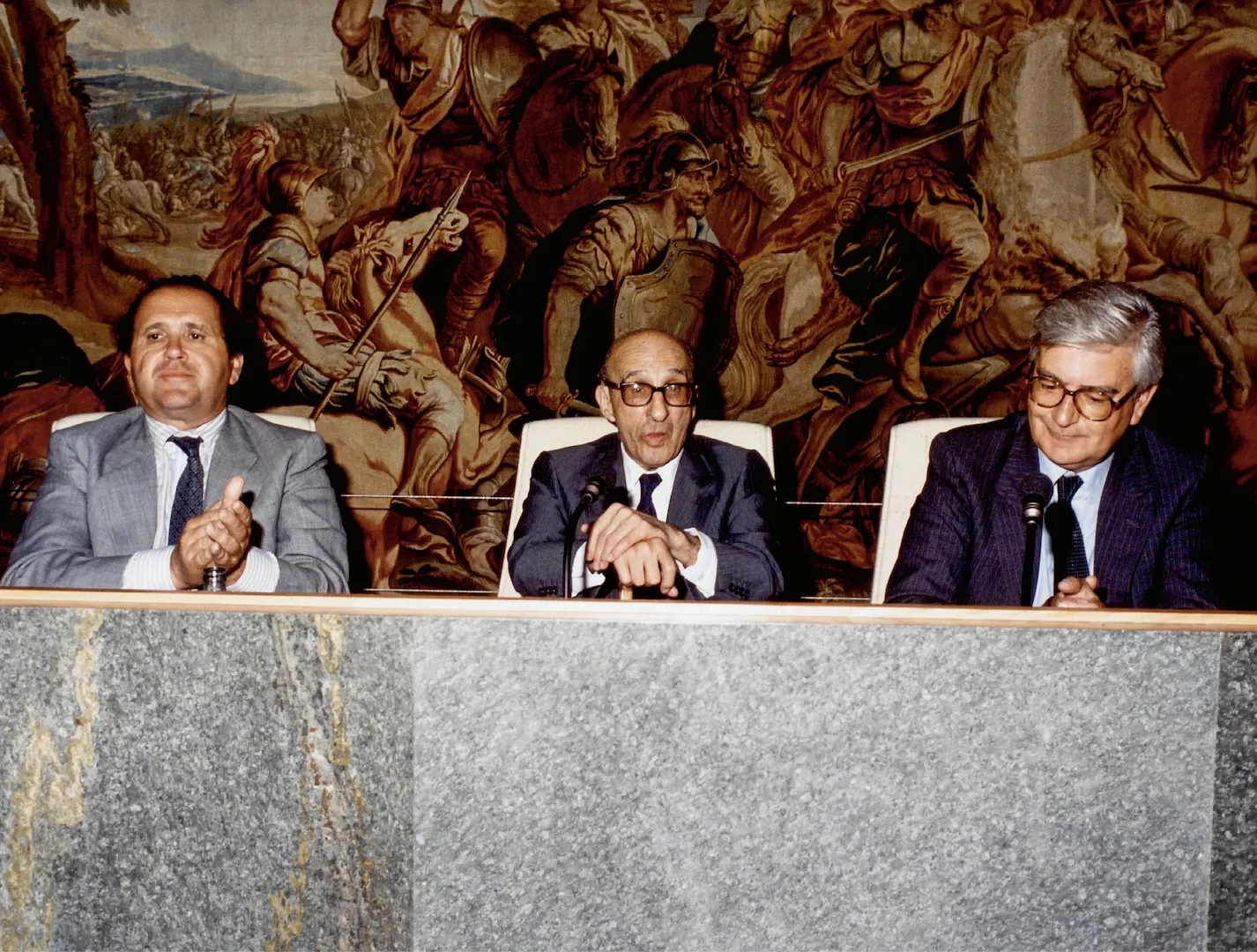 Acto de homenaje a Joan Sardà i Dexeus, exdirector del Servicio de Estudios y exconsejero del Banco de España, en la sucursal de Barcelona. A la izquierda, Juan Antonio Ruiz de Alda, subgobernador; a la derecha, Mariano Rubio, gobernador. 29 de junio de 1987. Fotógrafo: Carlos Pérez de Rozas. Positivo. Copia cromógena. 