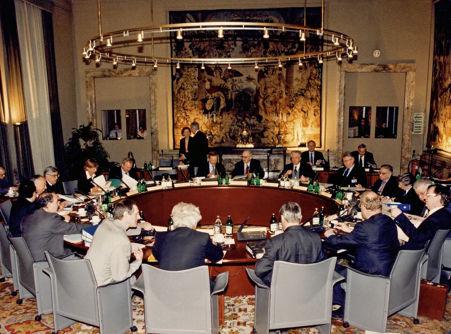 Reunión del Consejo de Gobierno del Banco Central Europeo celebrada en Madrid (primera realizada fuera de Fráncfort). Vista general. 30 de marzo de 2000. Fotógrafo: Miguel Povedano. Positivo. Copia cromógena.