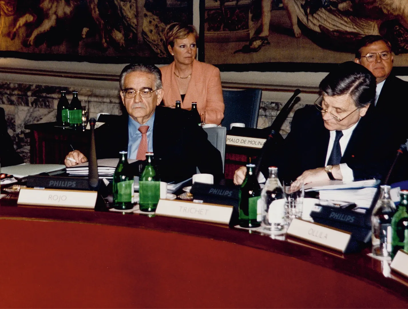 Reunión del Consejo de Gobierno del Banco Central Europeo celebrada en Madrid (primera realizada fuera de Fráncfort). Luis Ángel Rojo, gobernador del Banco de España, y Jean-Claude Trichet, gobernador del Banco de Francia. 30 de marzo de 2000. Fotógrafo: Miguel Povedano. Positivo. Copia cromógena. 