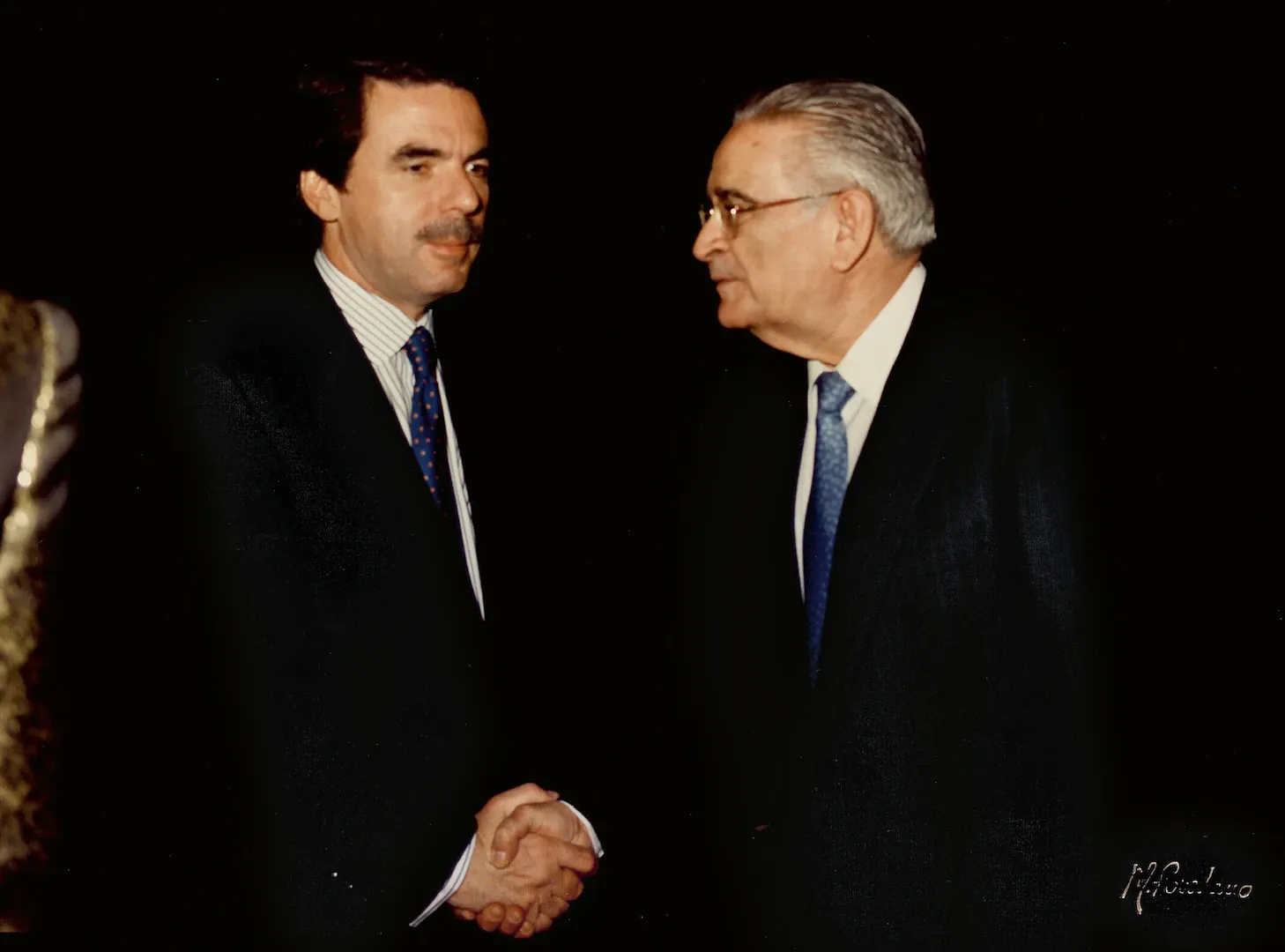 Reunión del Consejo de Gobierno del Banco Central Europeo celebrada en Madrid (primera realizada fuera de Fráncfort). José María Aznar, presidente del Gobierno, saludando a Luis Ángel Rojo, gobernador del Banco de España. 29 de marzo de 2000. Fotógrafo: Miguel Povedano. Positivo. Copia cromógena.