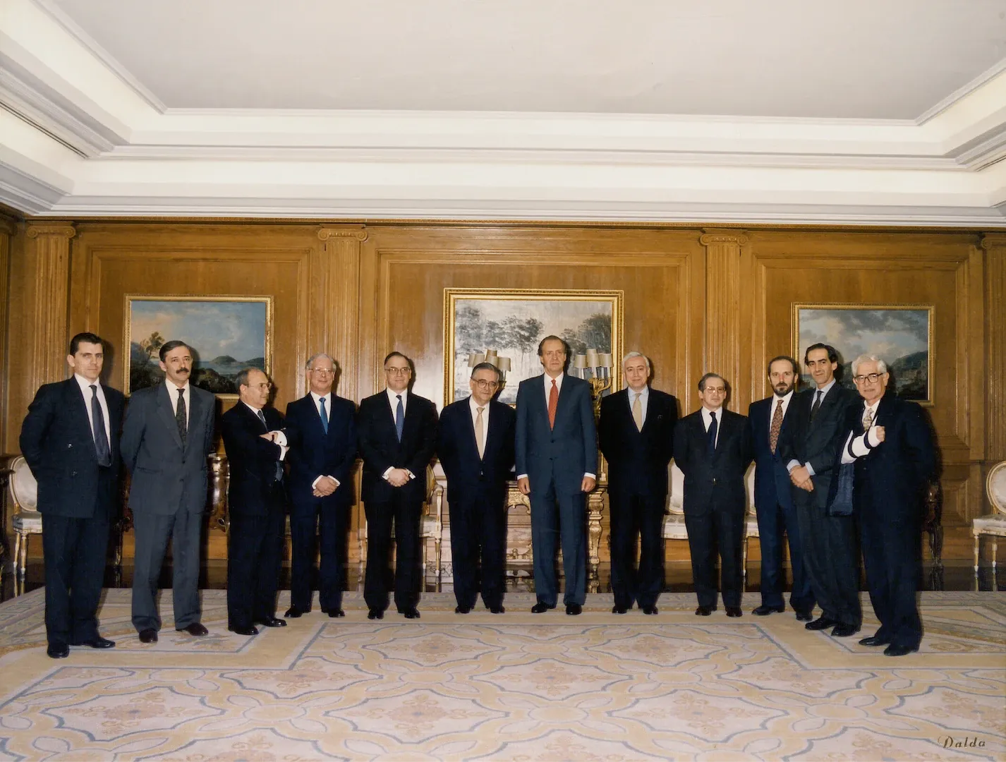 Audiencia del rey don Juan Carlos al Consejo de Gobierno del Banco de España en el palacio de la Zarzuela. De izquierda a derecha, Manuel Conthe, Julio Segura, Aníbal Sánchez, Joaquín Muns y Eugenio Domingo Solans, consejeros; Luis Ángel Rojo, gobernador; el rey don Juan Carlos; Miguel Martín, subgobernador; Jesús Leguina, Vicente Salas y José Manuel González-Páramo, consejeros, y Enrique Giménez-Arnau, secretario general. 19 de diciembre de 1994. Fotógrafo: Antonio García Dalda. Positivo. Copia cromógena.