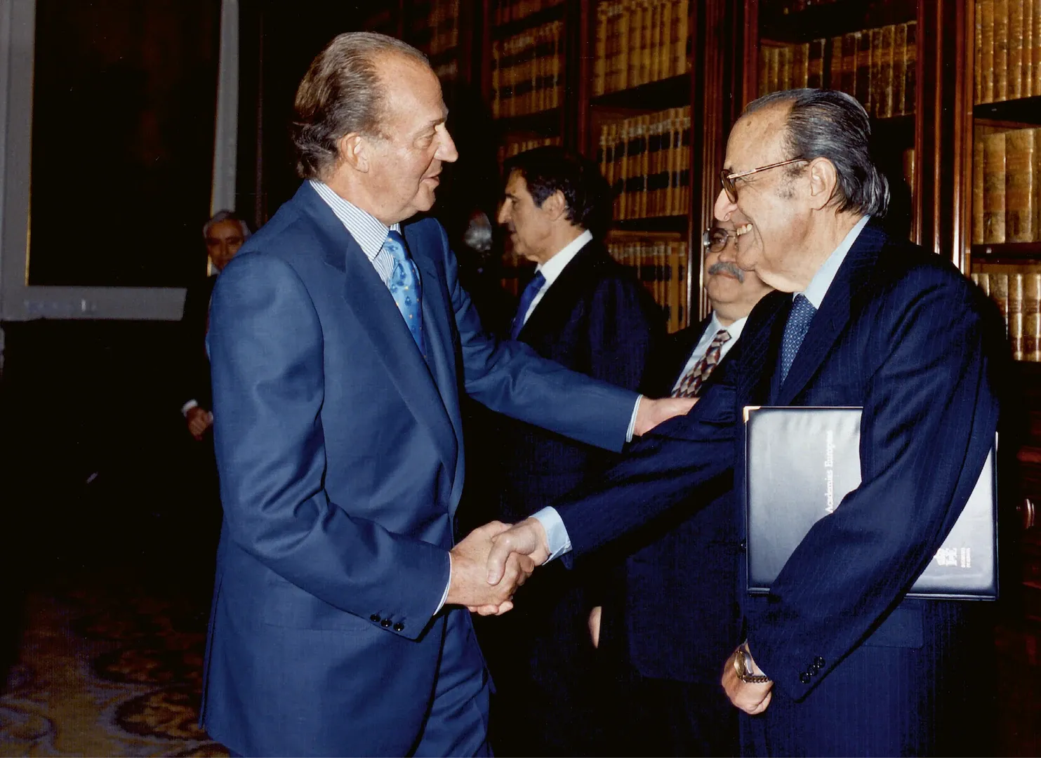 Entrega del Premio de Economía Rey de España a Enrique Fuentes Quintana. 1998. Fotógrafo: Antonio García Dalda. Positivo. Copia cromógena. 