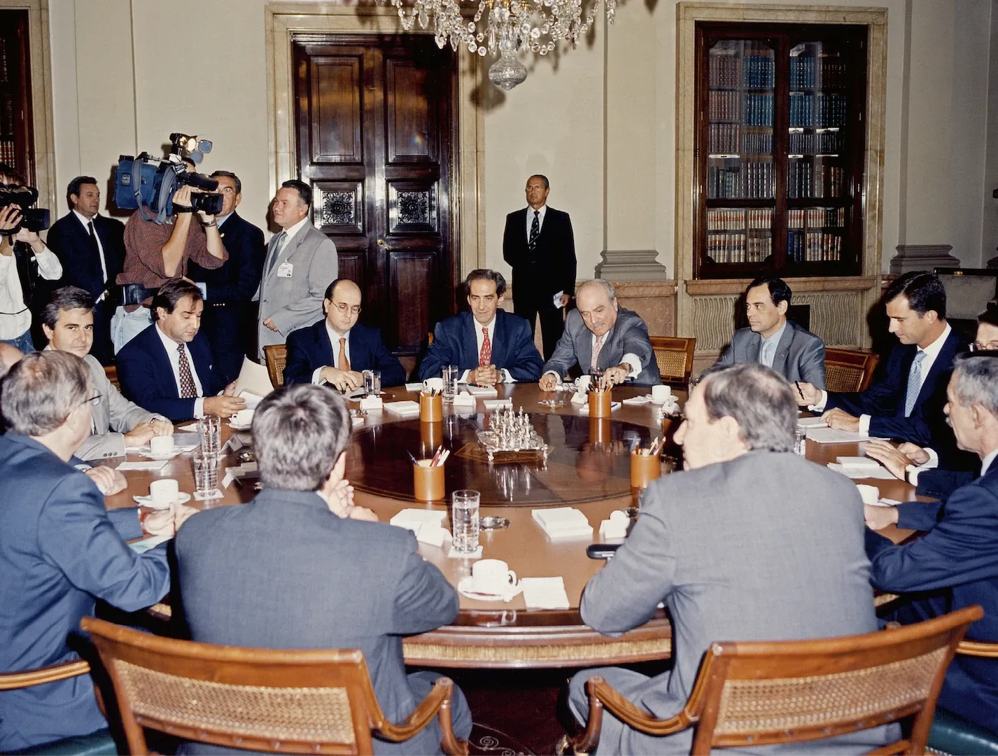 Reunión de la Comisión Ejecutiva del Banco de España con asistencia del príncipe don Felipe. A su derecha, Jaime Caruana, gobernador, y a su izquierda, Gonzalo Gil, subgobernador. 2001. Fotógrafo: Antonio García Dalda. Copia cromógena.