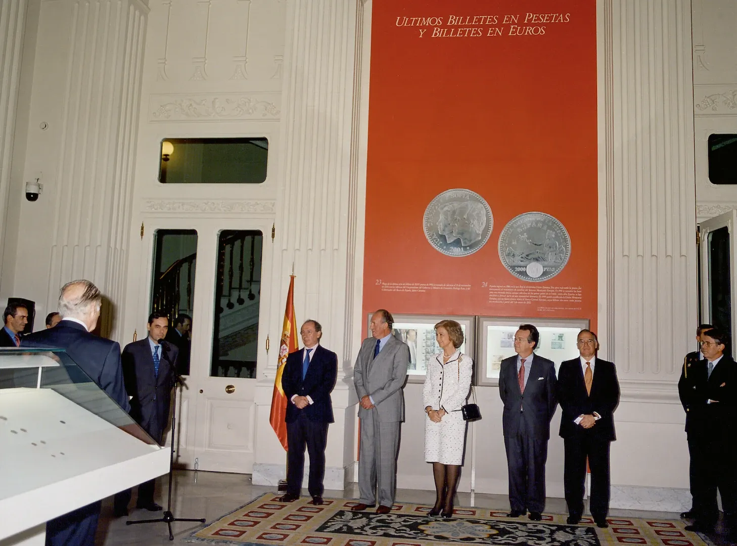 Acto de inauguración en el Banco de España de la exposición «El camino hacia el euro», con asistencia de los reyes don Juan Carlos y doña Sofía. 18 de octubre de 2001. Fotógrafo: Antonio García Dalda. Imagen digital.