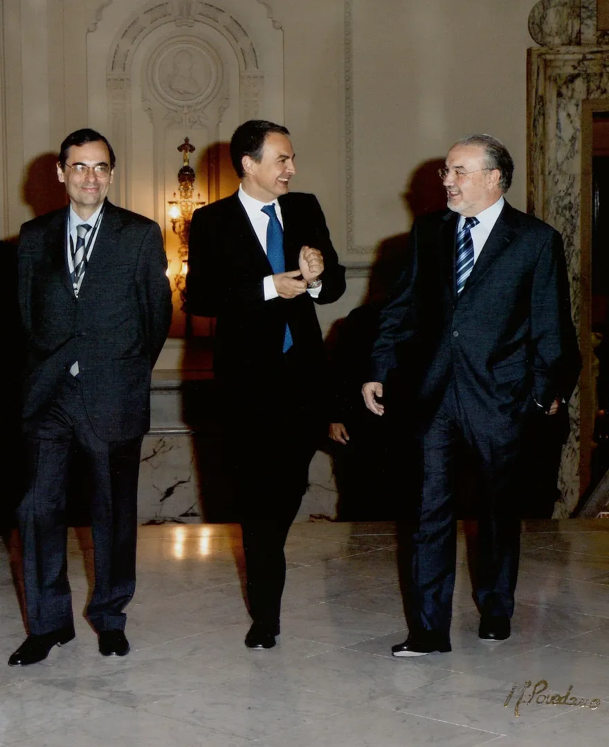 Clausura de la conferencia «Los bancos centrales en el siglo XXI» celebrada en el Banco de España. De izquierda a derecha, Jaime Caruana, gobernador del Banco de España; José Luis Rodríguez Zapatero, presidente del Gobierno, y Pedro Solbes, ministro de Economía y Hacienda. 2006. Fotógrafo: Miguel Povedano. Imagen digital.