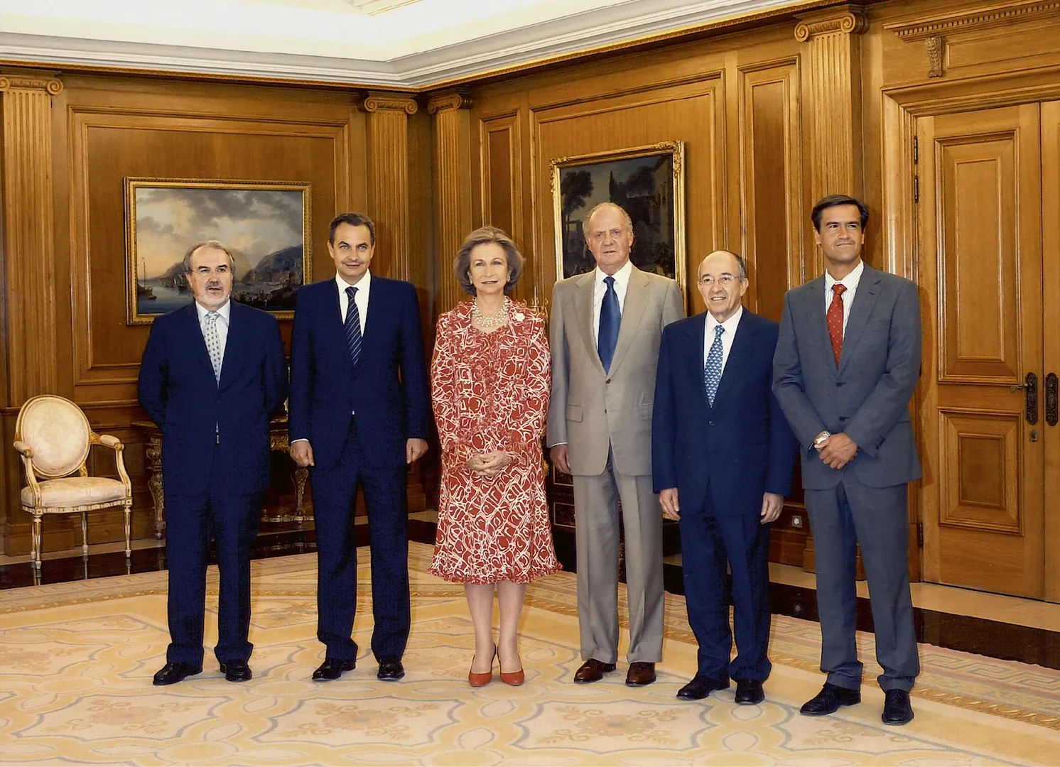 Los reyes de España con Miguel Ángel Fernández Ordóñez en el palacio de la Zarzuela tras la jura de este como gobernador del Banco de España. Les acompañan José Luis Rodríguez Zapatero, presidente del Gobierno, Pedro Solbes, ministro de Economía y Hacienda, y Juan Fernando López Aguilar, ministro de Justicia. 2006. Fotógrafo: Borja Fotógrafos. Imagen digital.