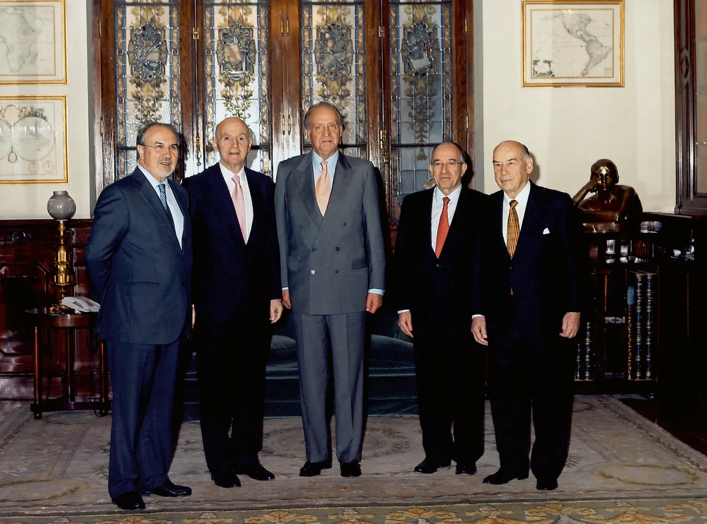 Entrega del Premio de Economía Rey de España a Gonzalo Anes Álvarez de Castrillón. De izquierda a derecha, Pedro Solbes, ministro de Economía y Hacienda; Gonzalo Anes; el rey don Juan Carlos; Miguel Ángel Fernández Ordóñez, gobernador del Banco de España, y José Celma Prieto, presidente de la Fundación que lleva su nombre. 2006. Fotógrafo: Borja Fotógrafos. Imagen digital.