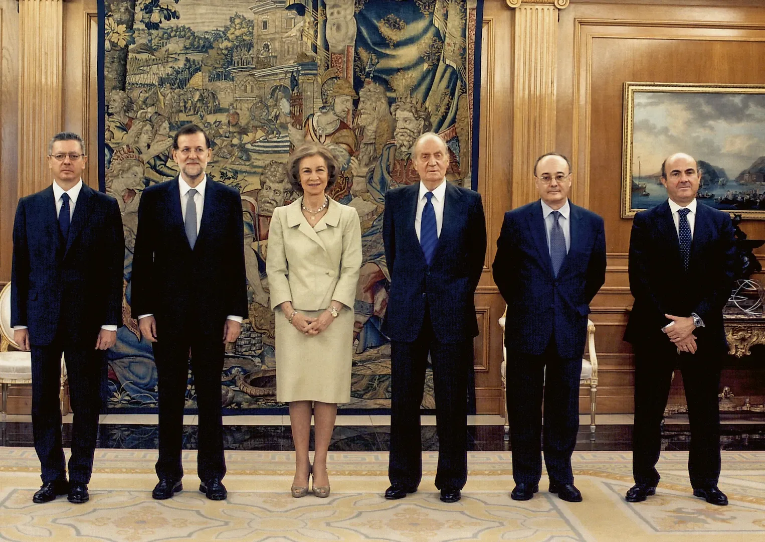 Los reyes de España con Luis Linde en el palacio de la Zarzuela tras su jura como gobernador del Banco de España. Les acompañan Mariano Rajoy, presidente del Gobierno; Luis de Guindos, ministro de Economía y Competitividad, y Alberto Ruíz Gallardón, ministro de Justicia. 2012. Fotógrafo: Borja Fotógrafos. Imagen digital.