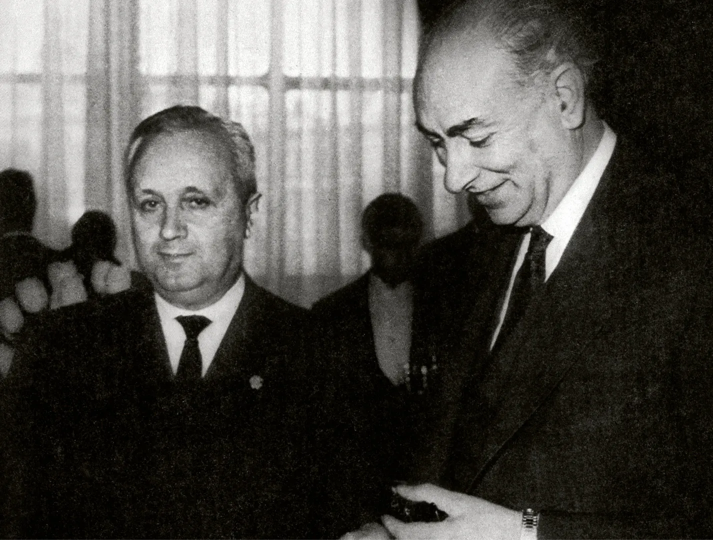 Plan de Estabilización de 1959. Reuniones previas celebradas en Madrid. De izquierda a derecha, Gabriel Ferras, jefe de la Dirección Europea del Fondo Monetario Internacional, y Mariano Navarro Rubio, ministro de Hacienda. 1959. Fotógrafo: desconocido. Medio tono.