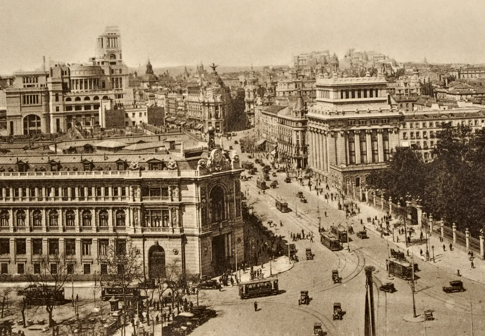 Madrid. Vista de la calle de Alcalá desde el palacio de Correos y Telecomunicaciones, con el Banco de España en primer término. Ca. 1930. Impresor: Huecograbado Mumbrú. Huecograbado. Tarjeta postal.