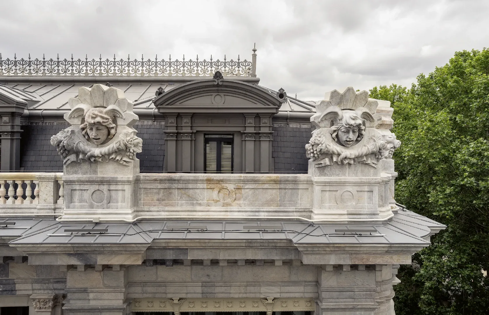 Madrid. Detalle de la planta de mansardas del Banco de España en la calle de Los Madrazo correspondiente al edificio construido en 1891. 2018. Fotógrafo: Luis Asín. Imagen digital.