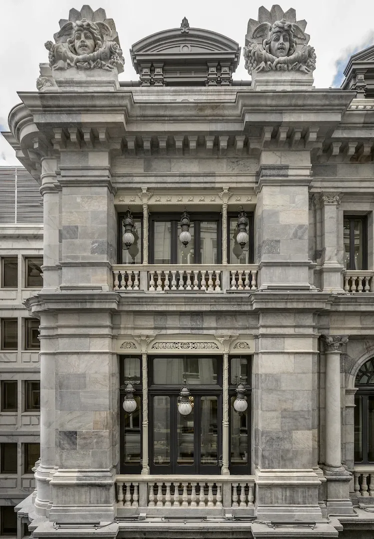 Madrid. Detalle de la fachada del Banco de España en la calle de Los Madrazo. 2018. Fotógrafo: Luis Asín. Imagen digital.